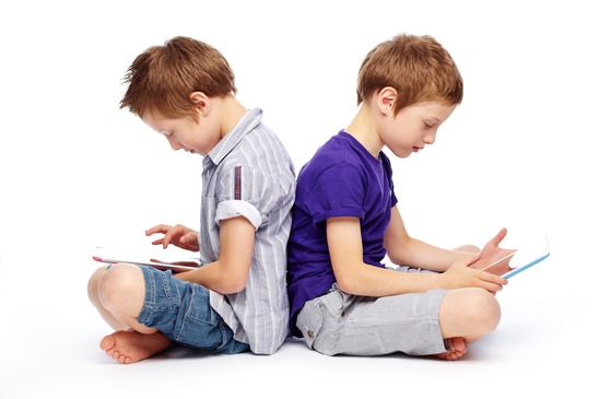 Niños jugando con tablet